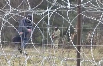 Видеофакт: Мигранты бросают камни в поляков под пристальным контролем белорусских силовиков с автоматами