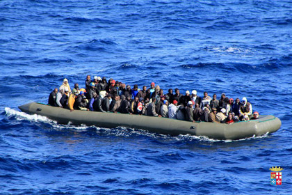 Италия спасла мигрантскую флотилию у побережья Сицилии