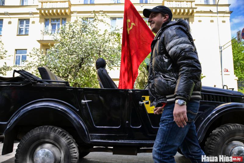 По Минску разъезжали машины с георгиевскими лентами и флагами СССР
