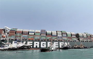 Видеофакт: Гигантский контейнеровоз выводят из Суэцкого канала
