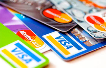 У белорусов с банковских карт списываются деньги за покупки годичной давности