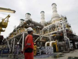 В Индийском океане загорелась нефтяная платформа