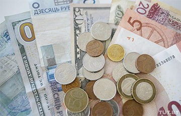 Белорусские парадоксы: валюты на рынке слишком много, а рубль дешевеет