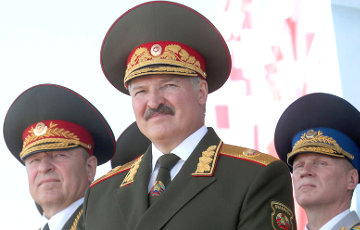 «Коммерсантъ»: Лукашенко в военной форме, Maybach и паленые салюты