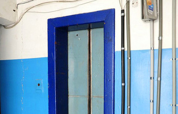 Жильцы многоэтажки в Пинске две недели живут без лифта: на складе нет деталей