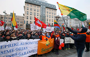 Школьные протесты в Литве: уроки отменены, учителя разбили лагерь в министерстве