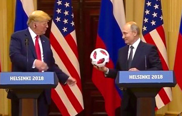Путин подарил Трампу футбольный мяч с чипом