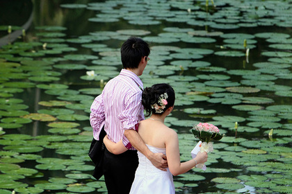 Власти Сингапура отменили регистрацию брака из-за сменившего пол мужа