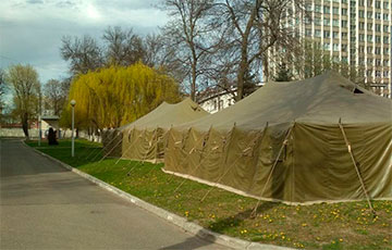 Фотофакт: Возле белорусских больниц устанавливают военные палатки