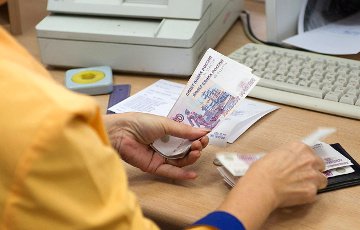 Зарплаты в России почти сравнялись с белорусскими
