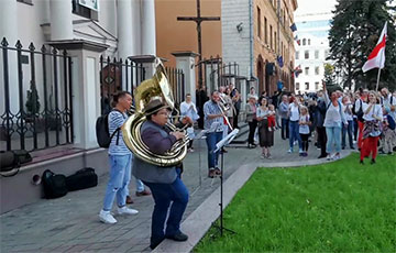 Возле кафедрального костела в Минске оркестр играл «Перемен»