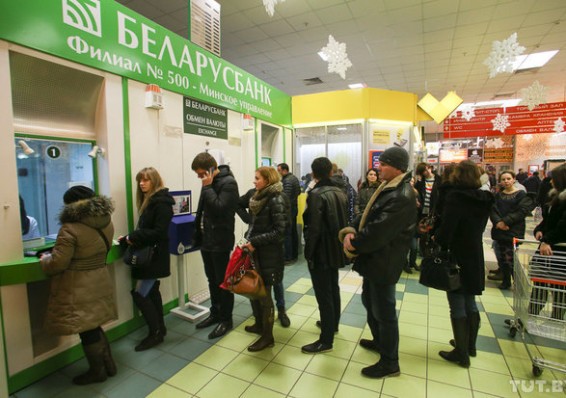 Население Беларуси уходит в минус по валюте