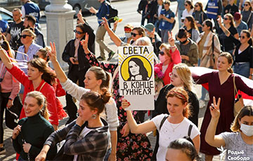 Огромная колонна Женского марша подходит к Площади Победы