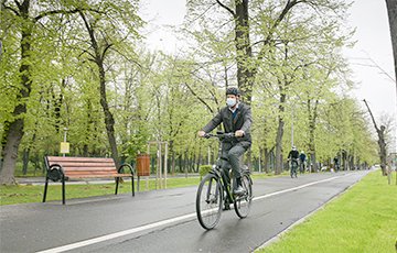 Президент Румынии приехал на работу на велосипеде