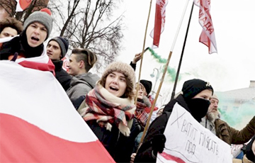 Колонна протестующих подошла к памятнику Янке Купале