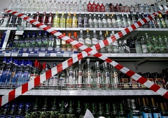 Лукашенко назвал «безмозглым» решение правительства о запрете на продажу алкоголя ночью