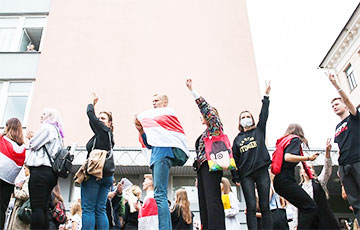 Студенты МГЛУ идут мощным маршем по университету