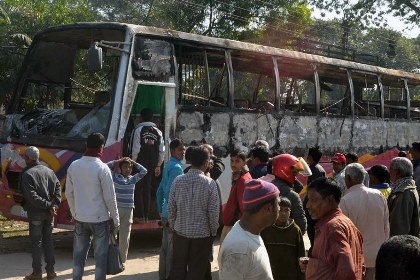 Семь человек погибли в результате поджога автобуса в Бангладеш