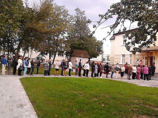 Чтобы попасть к гинекологу в Солигорске, женщины ждут в очереди полдня