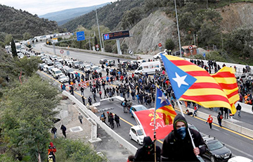 Сторонники независимости Каталонии заблокировали дорогу, соединяющую Испанию и Францию