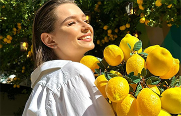 Посреди Минска «выросло» лимонное дерево