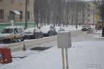 Минские дорожники укладывают асфальт в снег