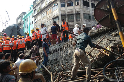 Под обломками обрушившейся эстакады в Индии оказались 150 человек