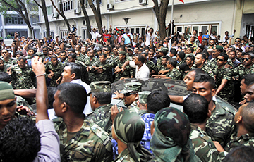 На Мальдивах происходит военный переворот