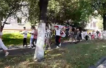 Жители Мозыря идут маршем под песню «Перемен!»