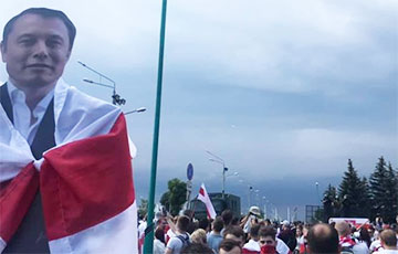 В Марше мира и независимости принял участие Илон Маск с бело-красно-белым флагом