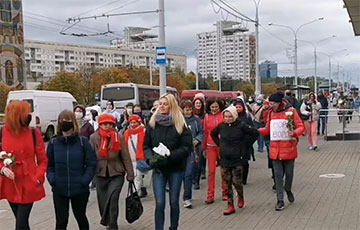 Колонна женщин идет по проспекту Независимости в центр Минска