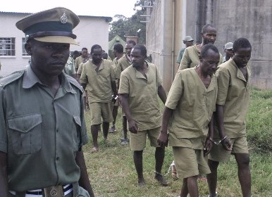 В Зимбабве недовольные обедом заключенные подожгли тюрьму