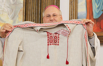 Жодинцы подарили архиепископу из Португалии вышиванку