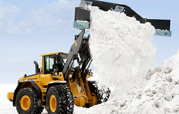 Минские власти выгружают грязный снег прямо в Цнянку