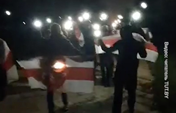 Серебрянка вышла на мощный марш с фонариками и национальными флагами