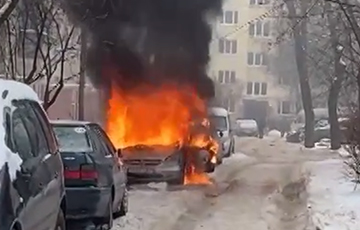 Видеофакт: Во дворе на Рокоссовского сгорел автомобиль