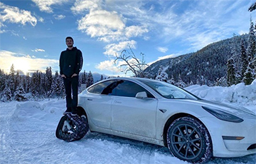 Видеофакт: Канадец переделал Tesla Model 3 в снегоход
