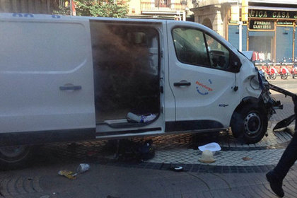 Два человека погибли при наезде микроавтобуса на пешеходов в Барселоне