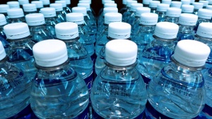 Аптеки в Минске сняли с продажи питьевую воду, чтобы раздать ее покупателям