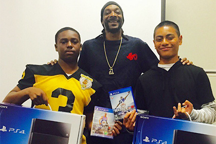 Рэперу Snoop Dogg подарили PlayStation 4