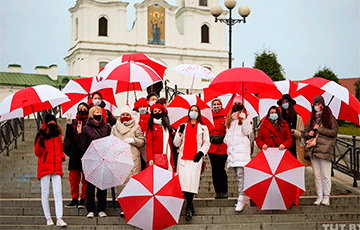 Женщины с бело-красно-белыми зонтиками прогулялись по центру Минска