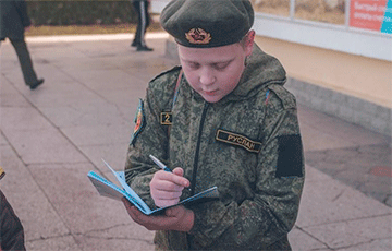 В крымских санаториях детей одевают в военную форму