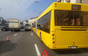 В Минске на проспекте Независимости столкнулись автобус и маршрутка