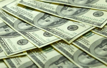 Пенсионерка из Ивацевичей принесла в банк 5 тысяч заплесневелых долларов