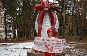 Белоруска провела акцию солидарности у знаменитого Змея Горыныча в столичном Уручье
