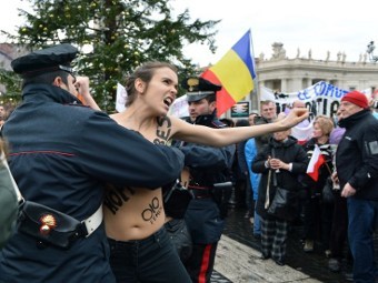Активистки FEMEN устроили акцию в Ватикане