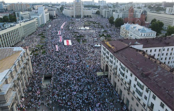 Телеграм-каналы призвали минчан собраться сегодня в 18.00 на площади Независимости