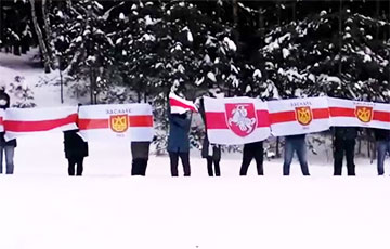 Жители Заславля провели акцию солидарности возле железнодорожных путей.