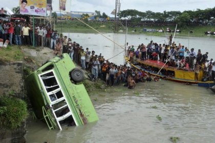 В Бангладеш разбился автобус с младшеклассниками