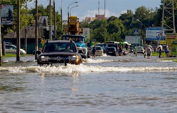 Беларусь после дождя: размытые дороги и «уплывшие» тротуары